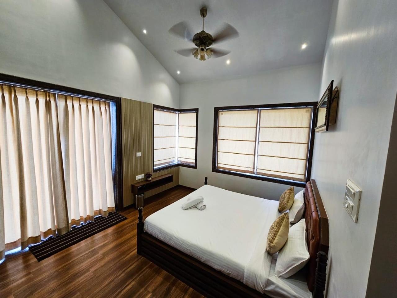 Premium Chalet Lonavala Esterno foto