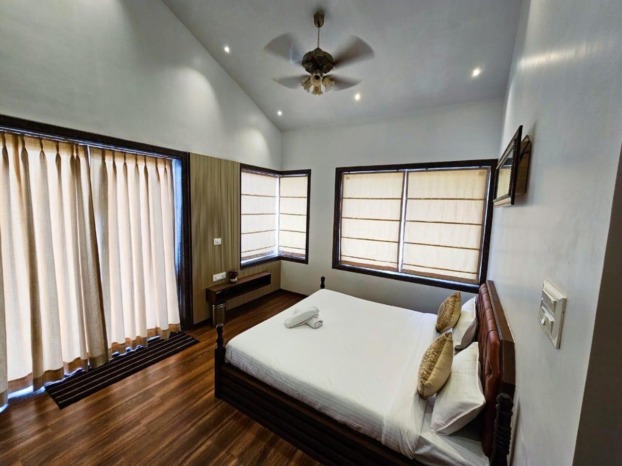 Premium Chalet Lonavala Esterno foto